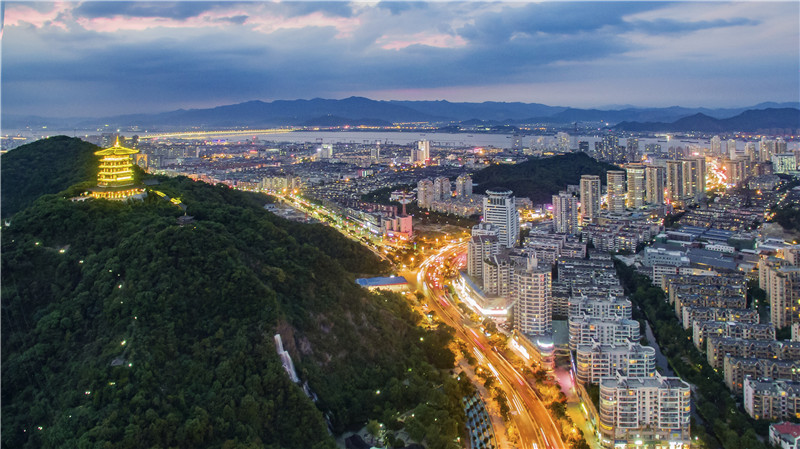 臺州新春第一會，3位企業(yè)家坐主席臺，書記到臺前為他們頒獎