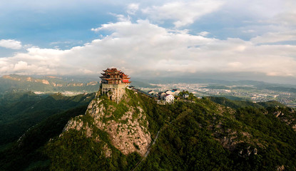 浙江臺州溫嶺市的樓旗尖,是當地地標性建筑,被稱為小布達拉宮。當天爬到山頂,無人機頻頻被鷹騷擾,差點被叼走,還好有驚無險,可惜還是錯過了最美的朝霞。